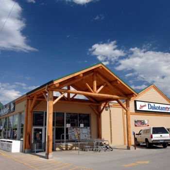 Lynn's Dakota Mart